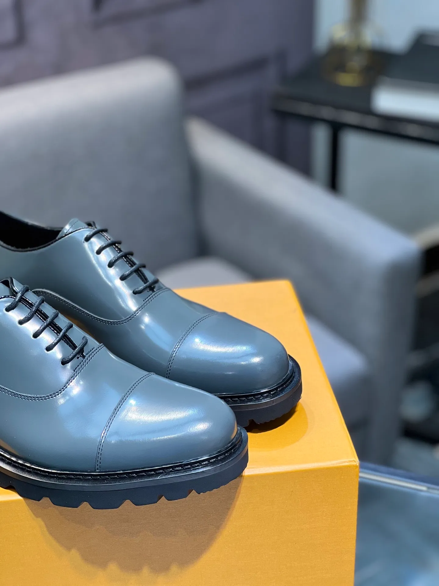 Men's shoes 💰820 [LV] - High-end quality - Upper: 🔝 tumbled cowhide, Nappa cowhide, brand logo sewn on shoe body - Lining: cowhide, foot pads; water-dyed cowhide - Outsole: TPR·rubber foam; two-color molded outsole -Super high quality control·Fine workmanship: highlighted (high-end·luxury·grade) -Size: 39-44 (38 45 can be customized)